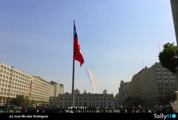 Izamiento de la gran bandera nacional por parte de la Fuerza Aérea de Chile