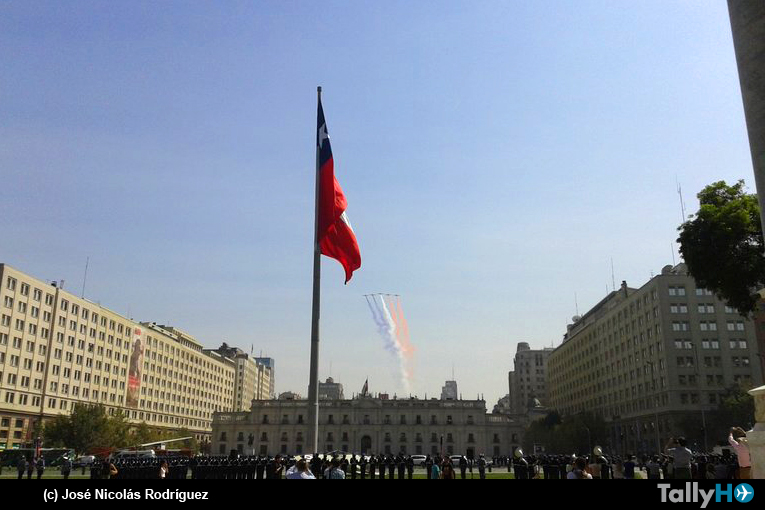 Izamiento de la gran bandera nacional por parte de la Fuerza Aérea de Chile