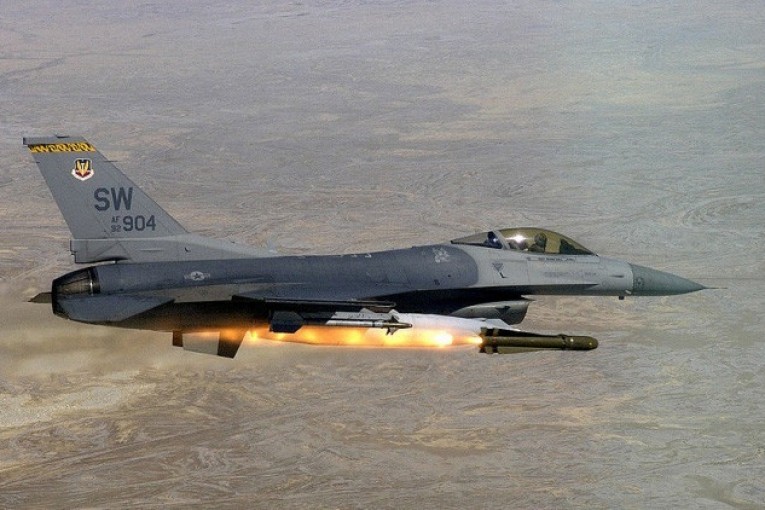 Bajas ventas auguran una lenta muerte de los F-16 y F / A-18