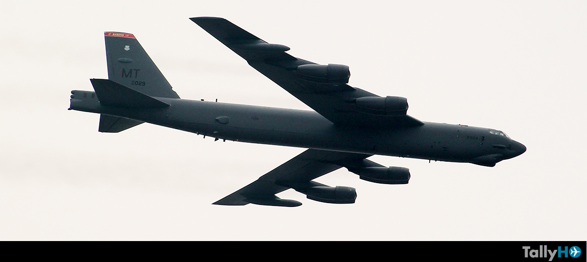 Pasada del B-52H Stratofortress en FIDAE 2016