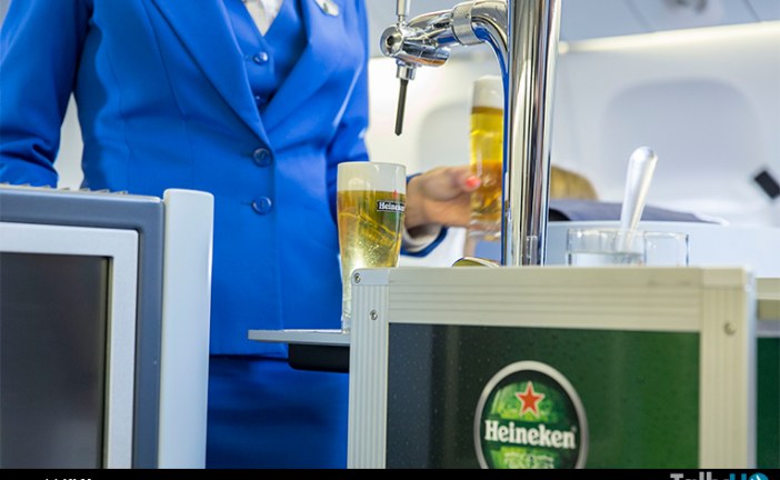 KLM se convierte en la primera aerolínea en servir cerveza de barril a bordo