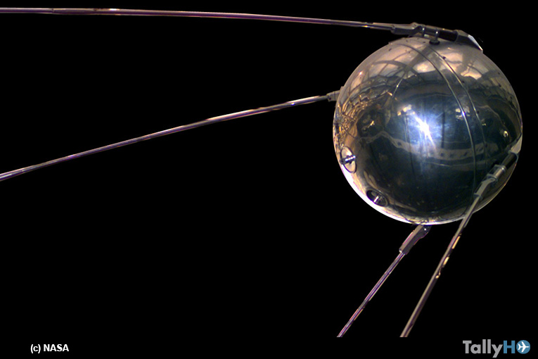 th-60-aniversario-sputnik-replica-satelite