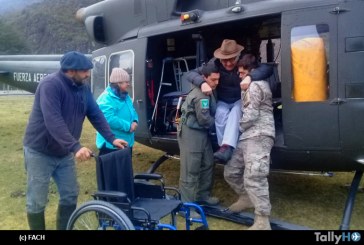 Adulto mayor con movilidad reducida es trasladado por la FACH desde Puerto Montt a remota localidad de Ventisquero