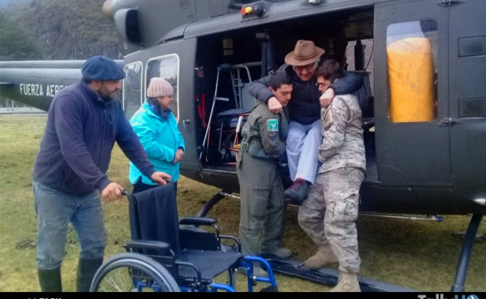 Adulto mayor con movilidad reducida es trasladado por la FACH desde Puerto Montt a remota localidad de Ventisquero