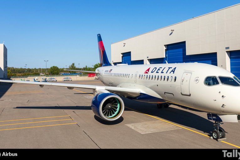 Primer A220-100 de Delta Air Lines sale del hangar de pintura de Mirabel