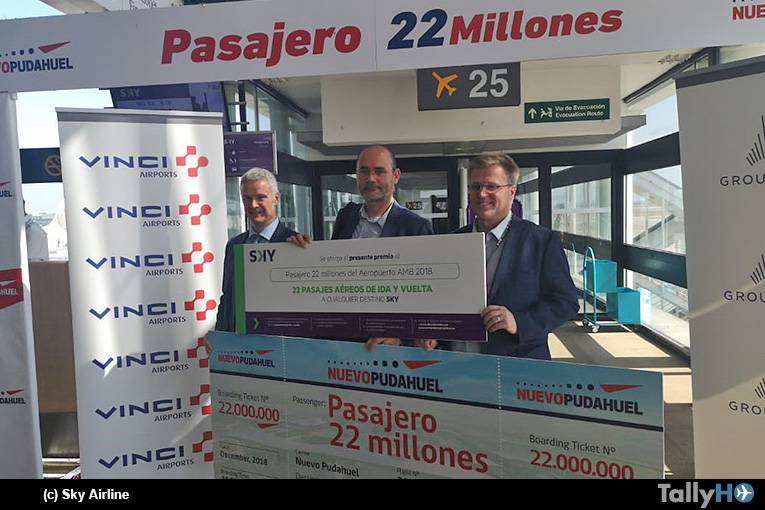 SKY Airline y Nuevo Pudahuel celebran al pasajero número 22 millones en aeropuerto Arturo Merino Benítez