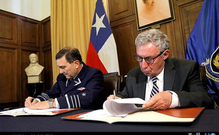 Fuerza Aérea de Chile y la Universidad de Chile firman convenio para el desarrollo de programa espacial nacional
