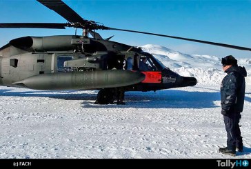 FACH despliega helicóptero Black Hawk en la Antártica