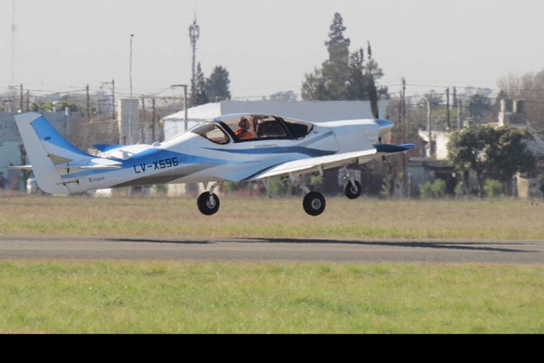 Histórico primer vuelo del IA-100 de la FAdeA