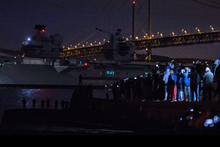 Nuevo Portaaviones de la Marina Real Británica el HMS Queen Elizabeth ya navega al noreste de Escocia