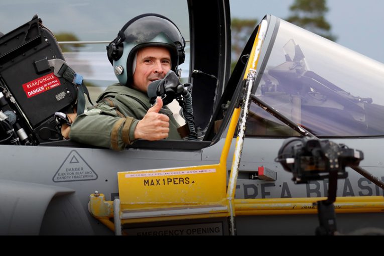 Primer vuelo de un piloto de la Fuerza Aérea de Brasil en un Saab Gripen E