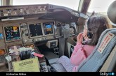 American Airlines invitó a niñas de María Ayuda a conocer un avión