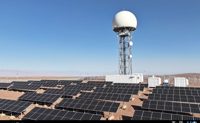 Primer año de la inédita estación radar de control de tráfico aéreo del mundo alimentada por energía solar en Atacama