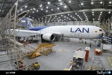 El último avión con pintura LAN ya vuela con colores LATAM