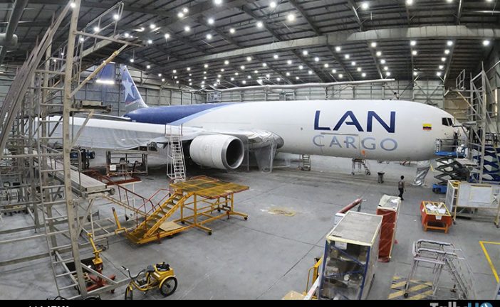 El último avión con pintura LAN ya vuela con colores LATAM