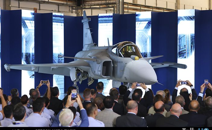 Embraer, Saab y la Fuerza Aérea Brasileña presentaron el primer caza Gripen E fabricado en Brasil