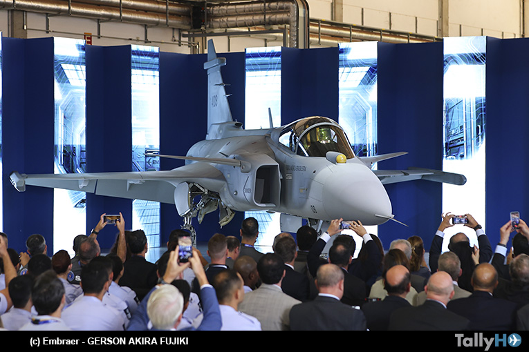 Embraer, Saab y la Fuerza Aérea Brasileña presentaron el primer caza Gripen E fabricado en Brasil