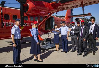 Fuerza Aérea de Chile recibe reconocimiento de De Havilland Aircraft por los 60 años operando el Twin Otter