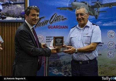 th-fidae-2026-entrega-placa-conmemoracion-60-aniversario-twin-otter-fach-01