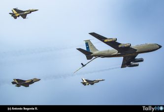 Formación Santiago F-35A USAF + F16 + KC135 FACH sobrevuelan la capital