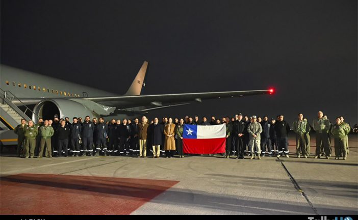 FACH trasladó desde Venezuela a rescatistas de Bomberos de Chile