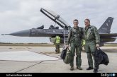 Primeros pilotos argentinos realizan su vuelo «solo» en aviones F-16